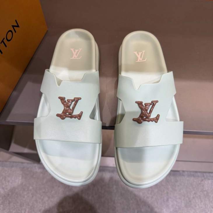 Picture of Louis Vuitton Slippers _SKULVsz38-45mnq0235670